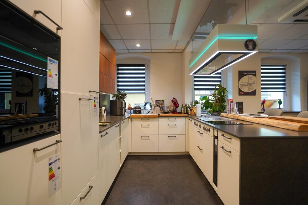 Traumkueche planen Nobilia moderne U-Kueche Weiss matt mit Steinarbeitsplatte