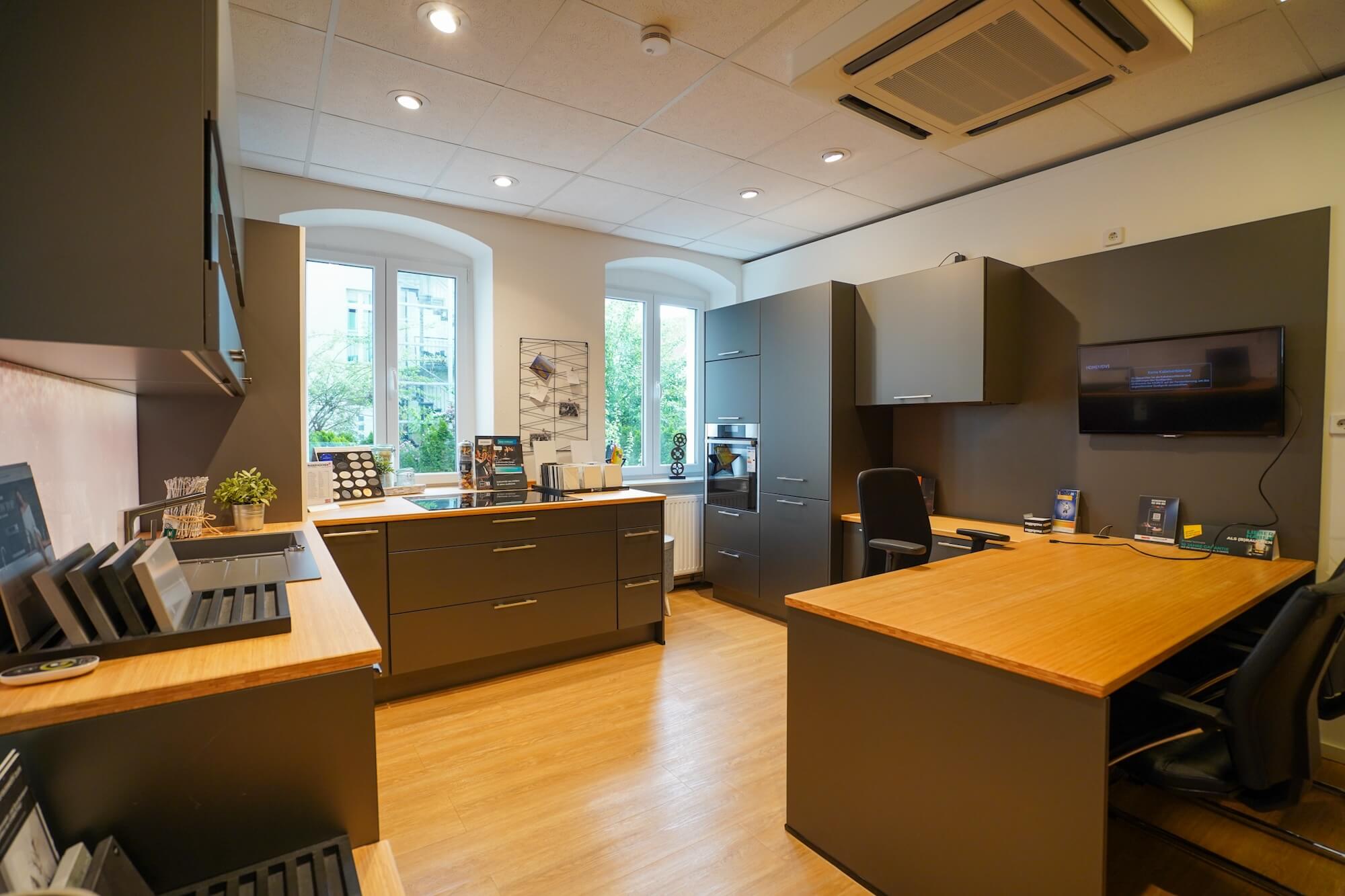 Moderne L-Kueche Dunkelgrau matt mit Holzarbeitsplatte