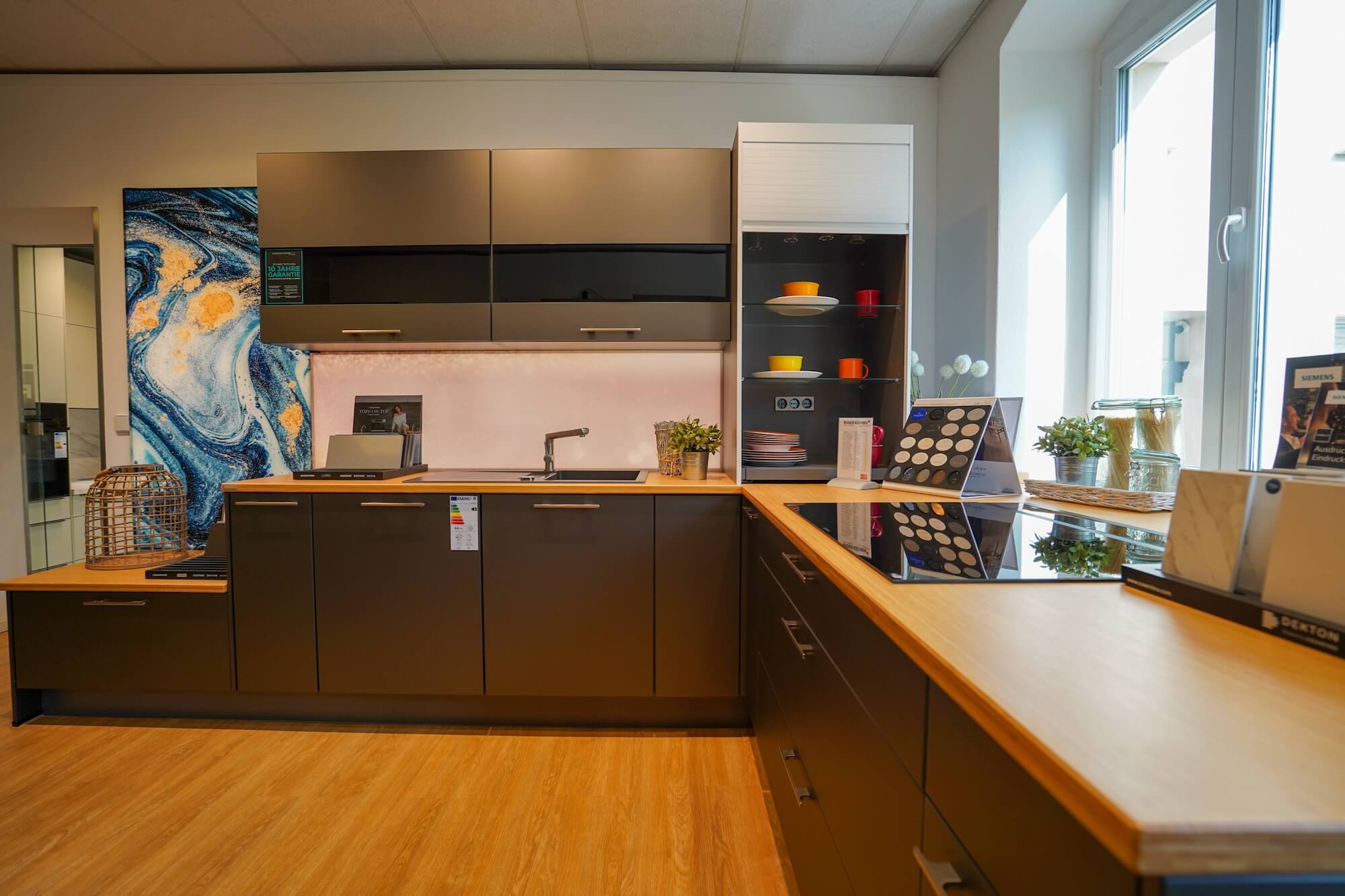 Moderne L-Kueche Dunkelgrau matt