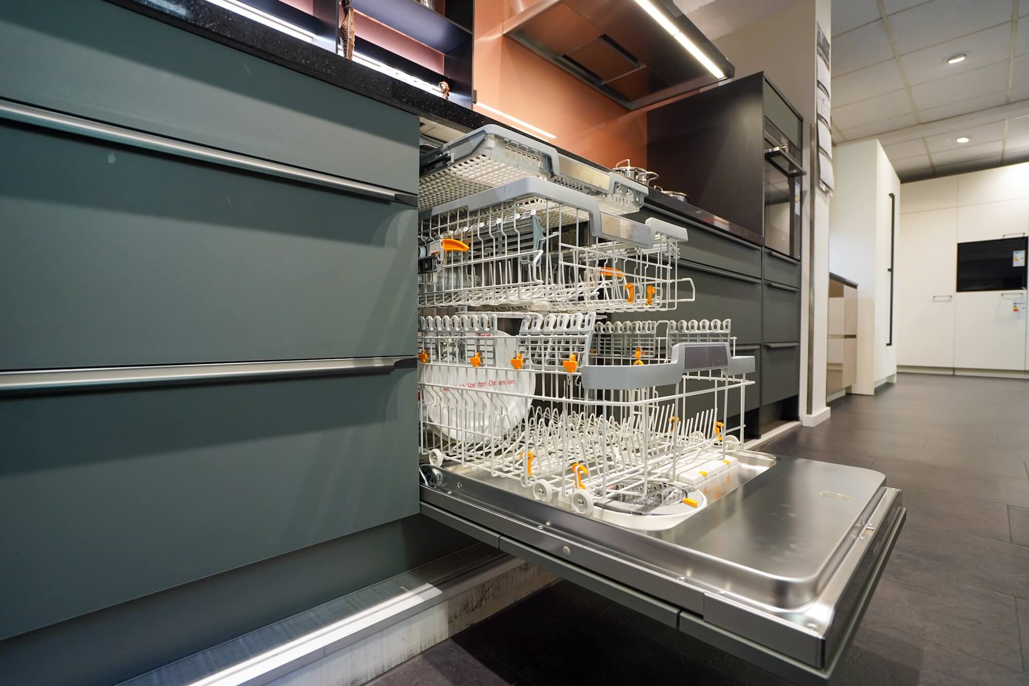 Nobilia moderne Kuechenzeile mit Miele Geschirrspueler