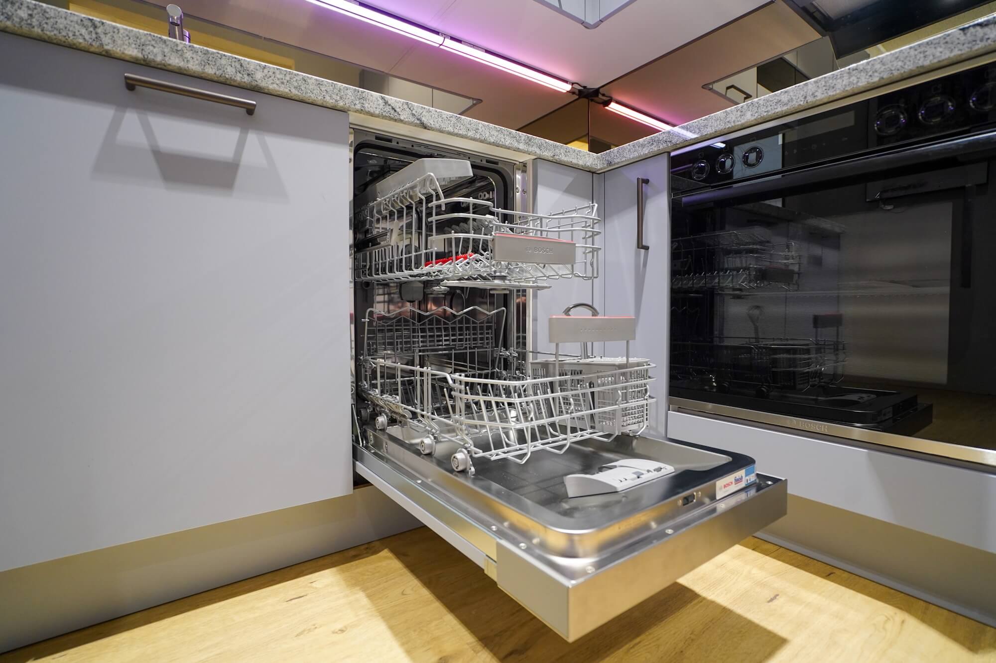 Nobilia moderne L-Küche mit Esstisch Hellblau Geschirrspüler