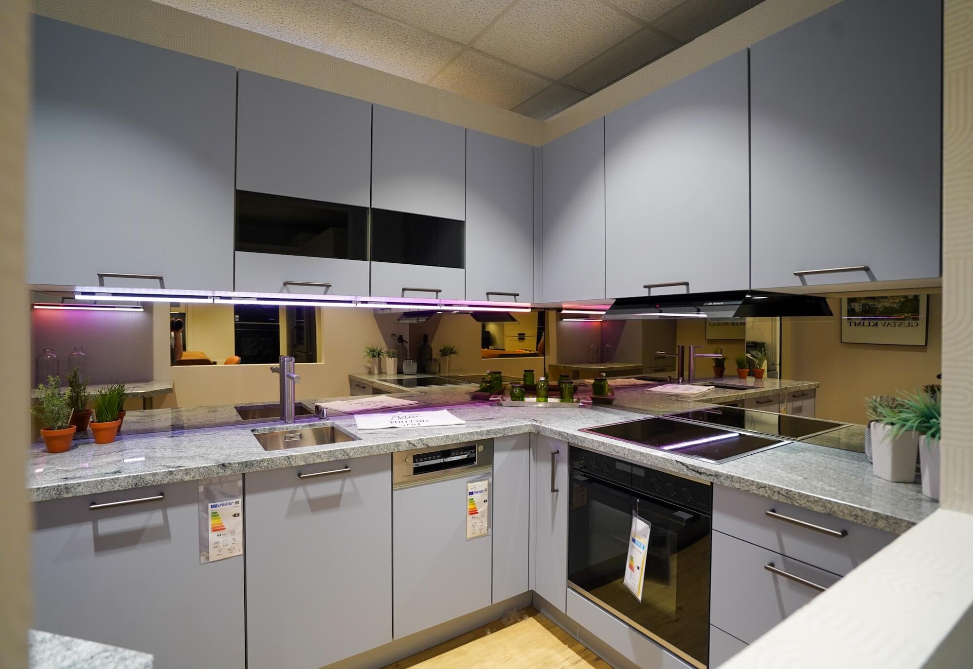 Nobilia moderne L-Küche mit Esstisch Hellblau