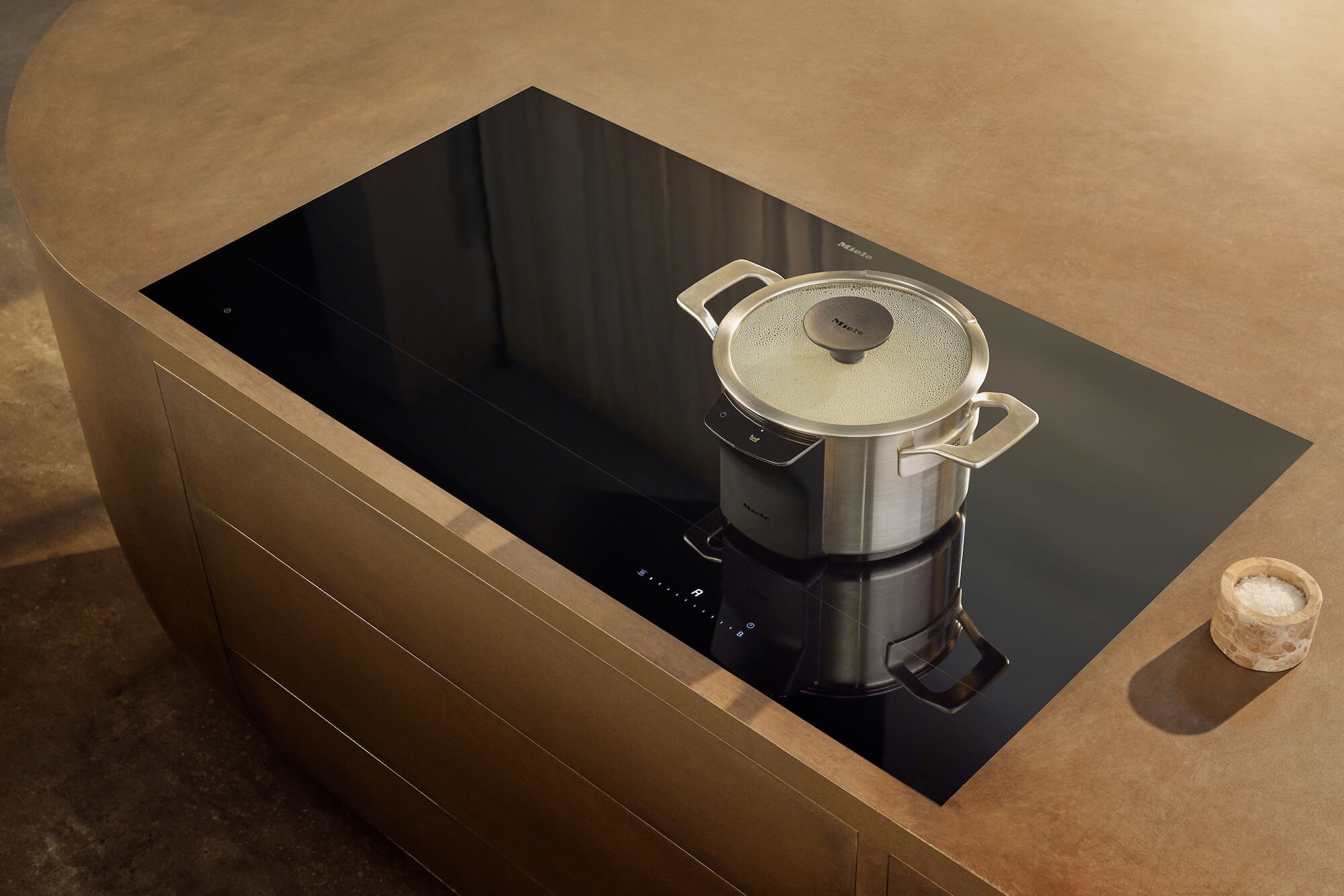 Miele Induktionskochfeld-KM-8000-mit-M-Sense-Kochgeschirr