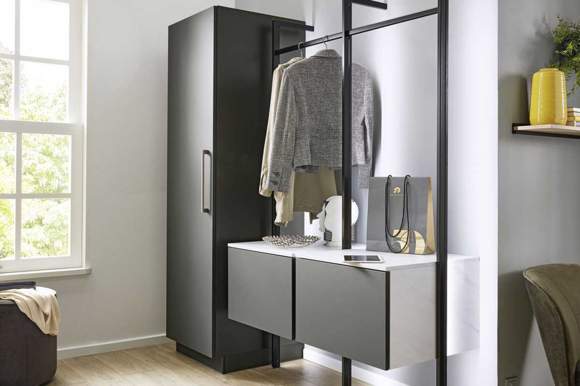 ballerina-garderobe-anthrazit-kleiderstange-marmorkonsole