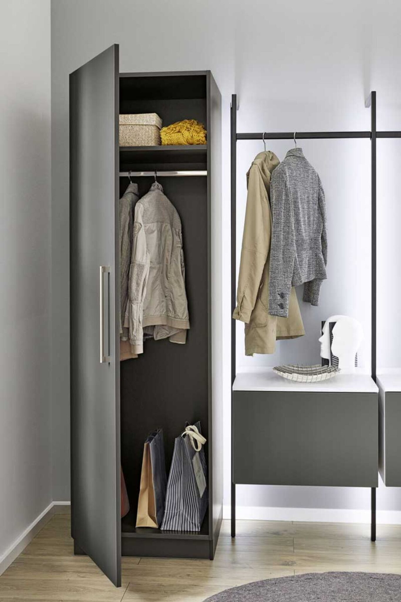ballerina-garderobe-schrank-offen-kleiderstange-detail