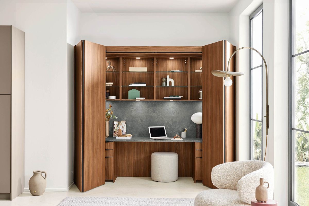 homeoffice-ballerina-arbeitsplatz-im-schrank-nussbaum